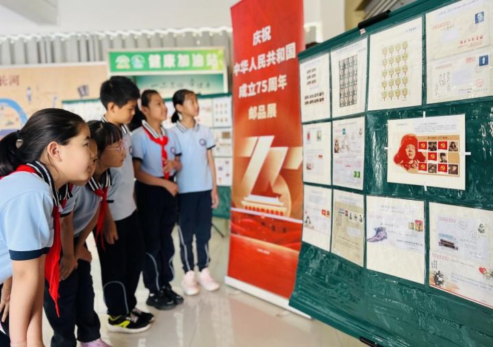 威海市北竹島小學(xué)舉行“方寸伴我行，祖國(guó)在心中”紅色主題郵展